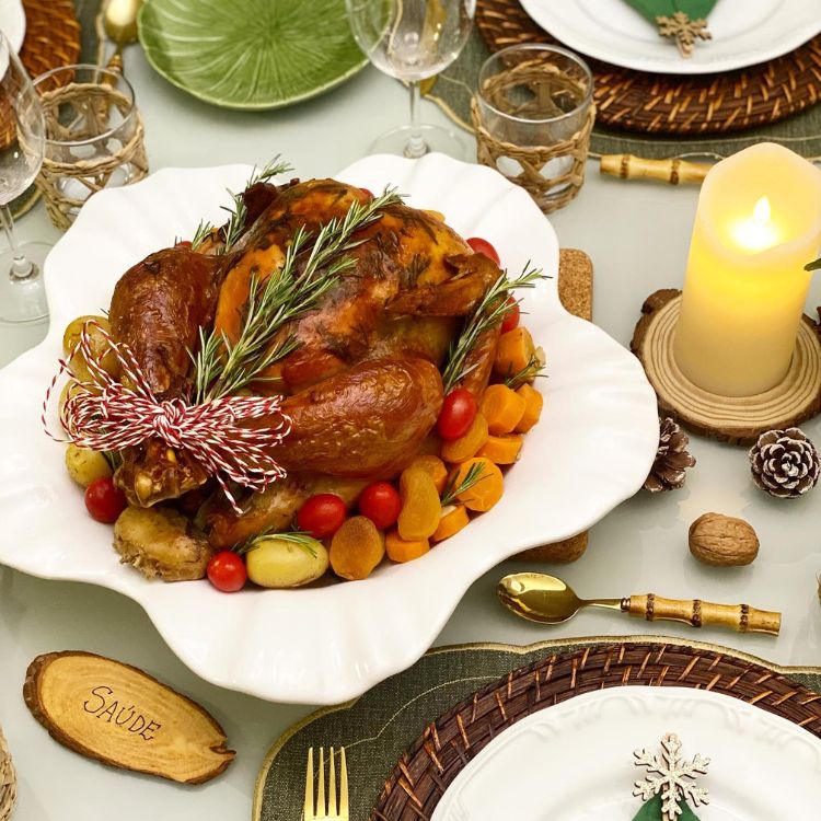 Foto-Quadrada-Fashion-Bubbles-4 uma mesa posta com um peru assado em um refratário