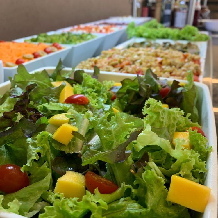 8-3 Uma mesa de saladas com uma salada de folhas em primeiro plano