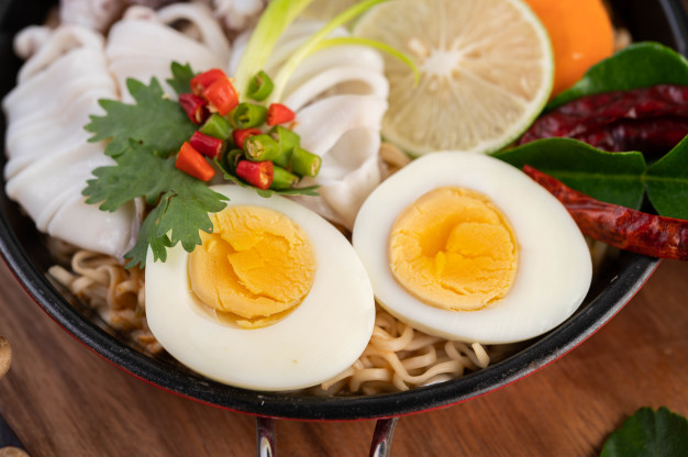 Tom-Yum-Mama-With-Squid-Boiled-Egg_1150-23876 Panela com macarrão, ovos cozidos, limão e mais