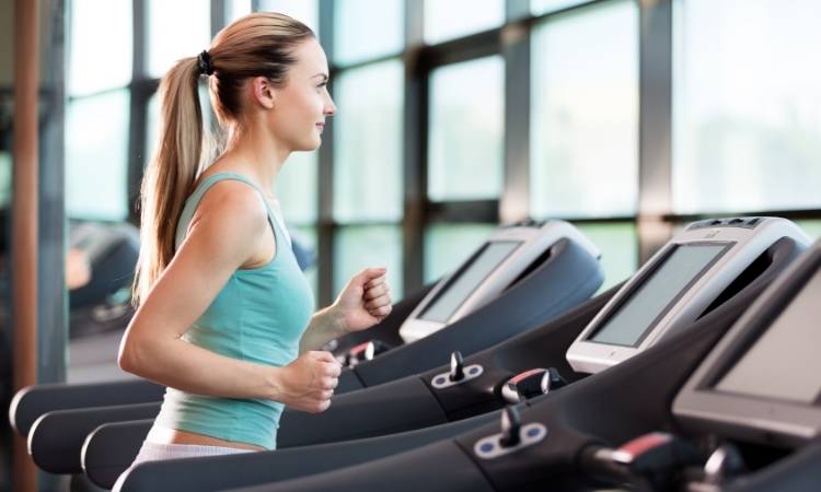 Mulher Correndo Na Esteira. Mulher fazendo atividade física.
