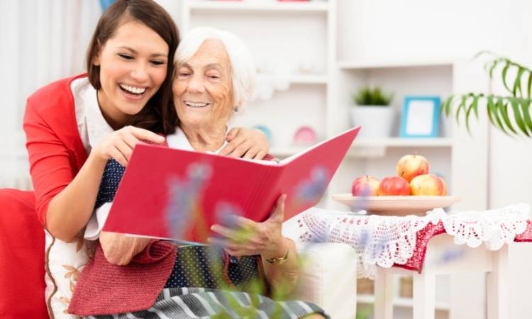 Beterraba Faz Bem Para A Memória. Neta e avó olhando álbum de fotos.