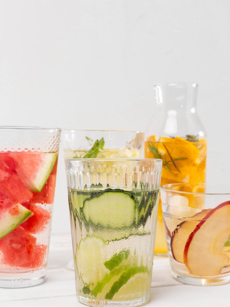 Hidratacao-No-Verao Copos com água saborizadas com frutas.