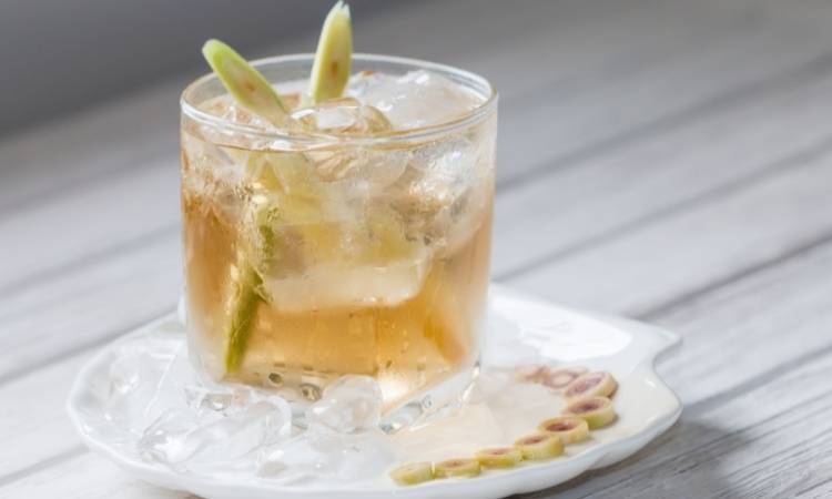 Chás Para Dormir Incluem Campim-Limão. Chá gelado de capim-limão em copo de vidro com gelo