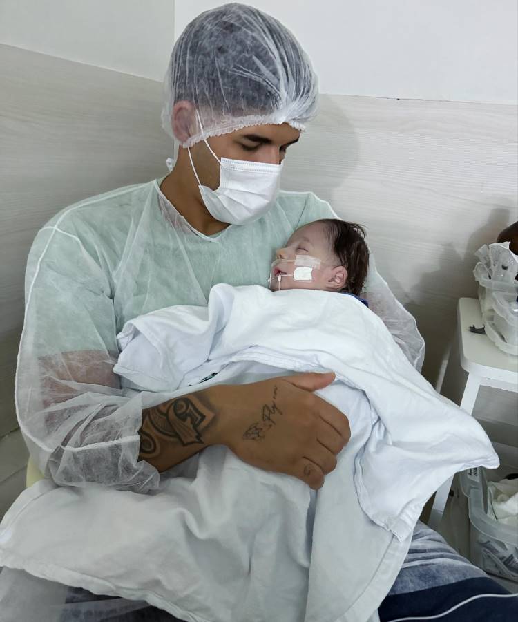 Filho-Ze-Vaqueiro-Sindrome-Patau Zé Vaqueiro no hospital segurando seu filho que possuia Síndrome de Patau no colo