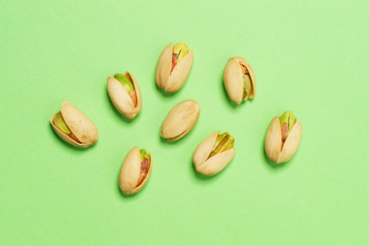 Beneficios-Pistache-2 Pistaches em fundo verde