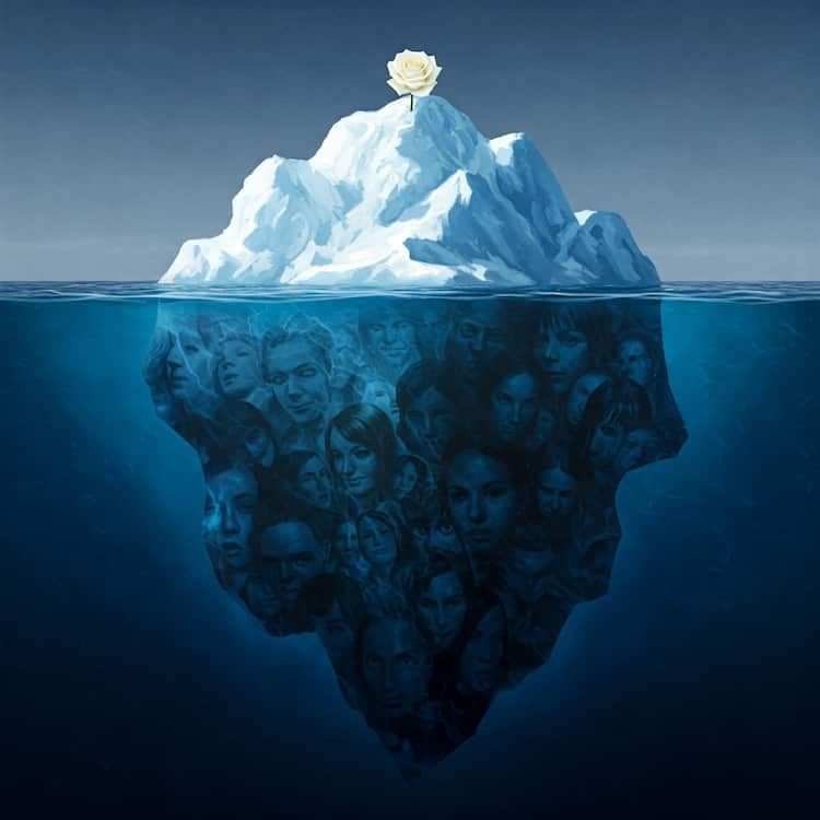 Psicanalise-Relacionamentos-Familiares-1 Imagem de um iceberg em um oceano. A porção submersa apresenta rostos humanos sombrios, simbolizando pensamentos inconscientes. No topo visível, uma flor branca floresce, sugerindo a consciência e pureza. A composição reflete profundidade emocional e introspecção.