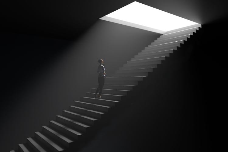 Crise-Em-Oportunidade-4 Pessoa solitária subindo uma longa escada em direção a uma abertura iluminada em um ambiente escuro. A imagem simboliza superação, esperança e a busca por oportunidades em meio a desafios, com foco na persistência e resiliência.