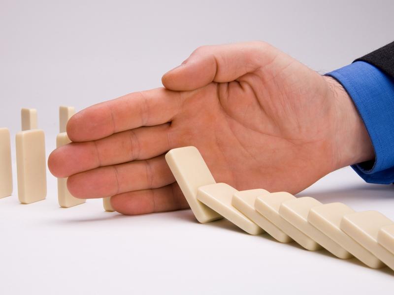 Gestc3A3O-De-Crise-Redes-Sociais imagem de dominó caindo e mão interrompendo - a palavra crise em chines - Transforme crise em oportunidade