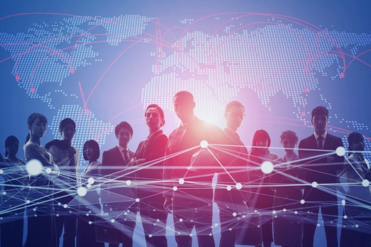 Crise-Em-Oportunidade-13 Grupo de profissionais em frente a um mapa mundi digital iluminado, com redes conectando pontos globais. Linhas brilhantes no primeiro plano representam conexão, colaboração e comunicação em um mundo globalizado e interconectado, destacando oportunidades em tempos de transformação.