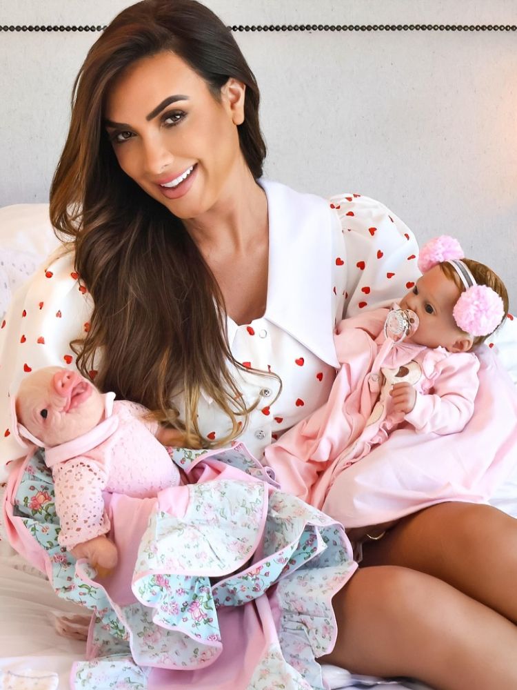 Bebe-Reborn-1 Nicole Bahls com porco reborn e bebê reborn