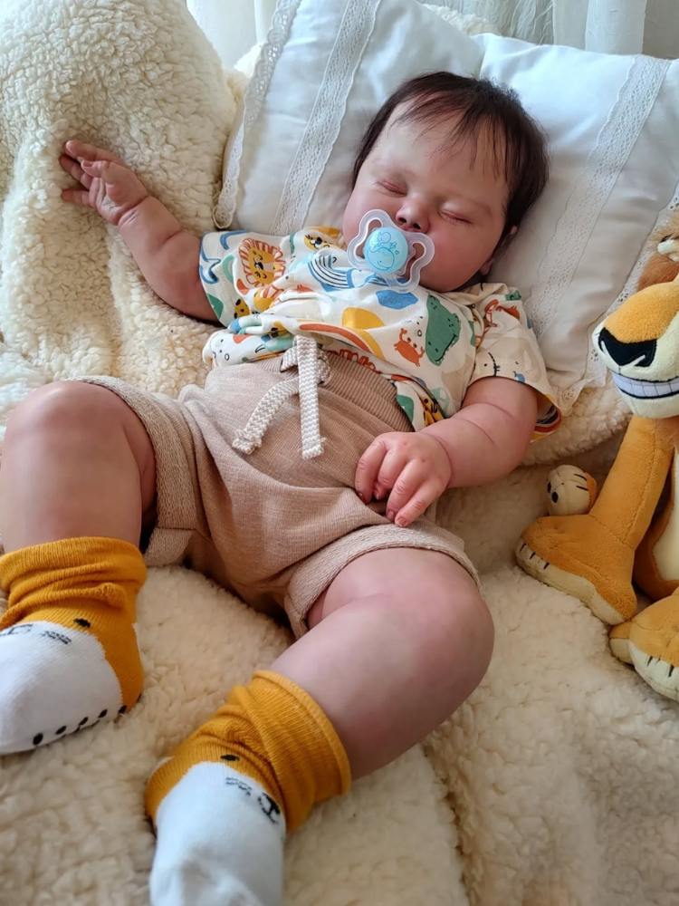 Bebe-Reborn-3 Bebê reborn no berço, suando body colorido e bermuda bege