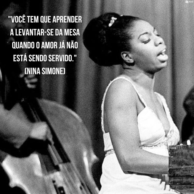 Frases-Vozes-Negras-7 Foto de Nina Simone tocando piano e frase "Você tem que aprender a levantar-se da mesa quando o amor já não está sendo servido." (Nina Simone)