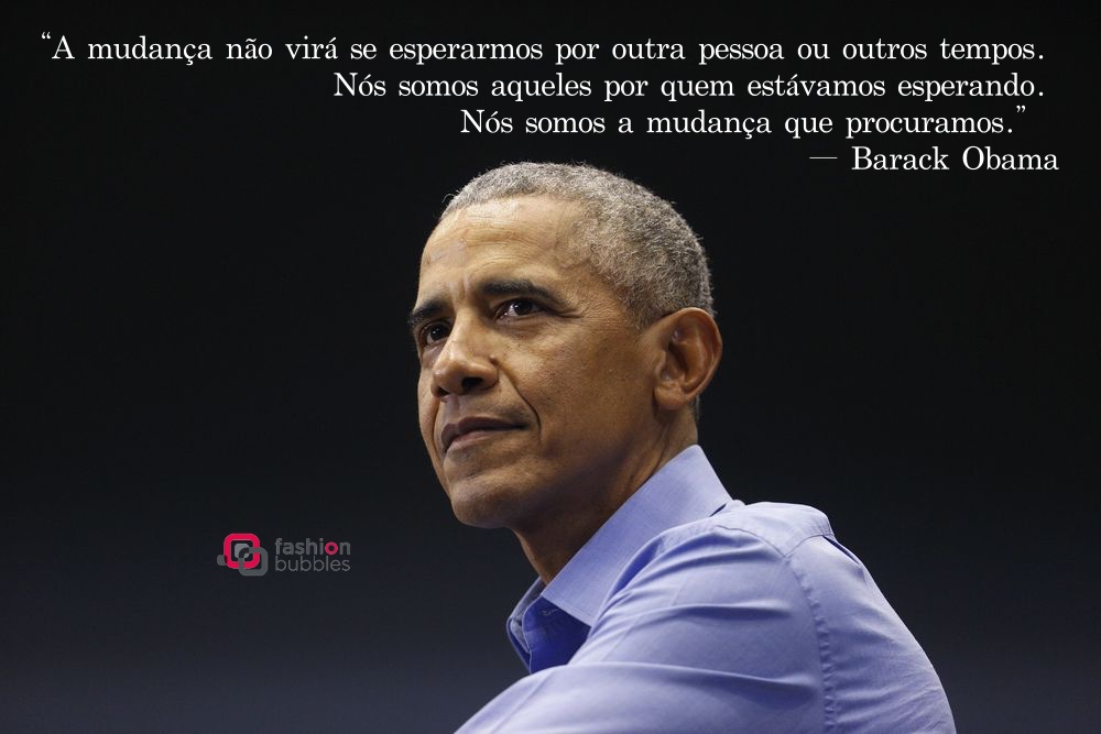 Barack-Obama Foto de Barack Obama usando camisa azul e frase "A mudança não virá se esperarmos por outra pessoa ou outros tempos. Nós somos aqueles por quem estávamos esperando. Nós somos a mudança que procuramos." (Barack Obama)