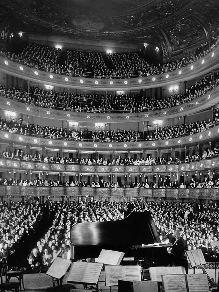 Elitismo-Cultural-3 Foto em branco e preto de ópera lotada