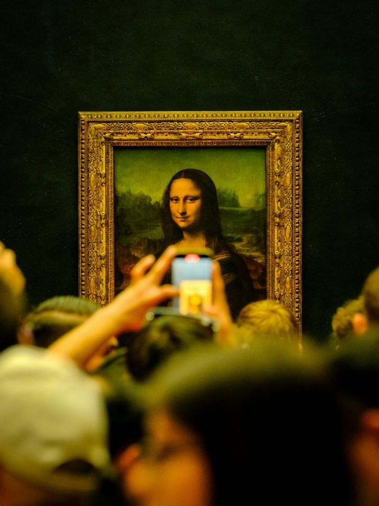 Elitismo-Cultural-4 Multidão em volta e tirando foto de quadro Monalisa