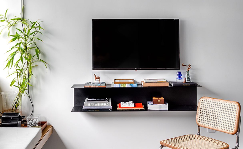 bambu-da-sorte em vaso de vidro decorando sala minimalista