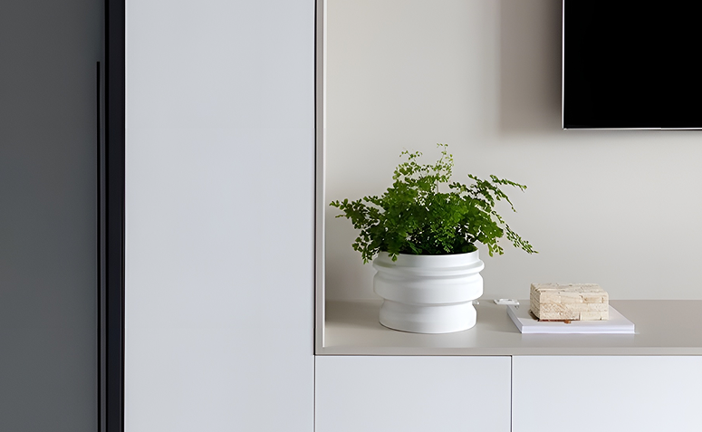 avenca em vaso branco decorando nicho minimalista com paleta neutra
