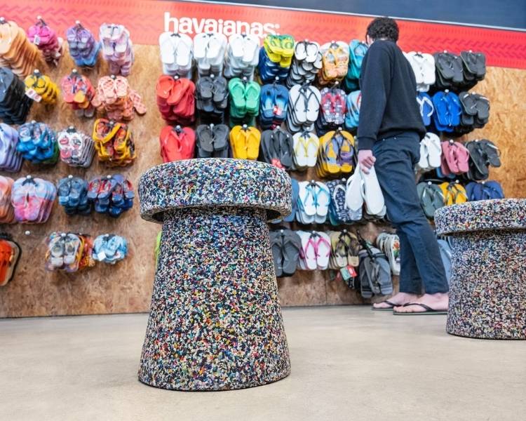 2-Havaianas-Desmobilia Foto de banqueta Havaianas e Desmobilia feita de borracha de chinelos reciclada