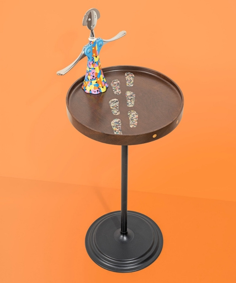 5-Havaianas-Desmobilia Fundo laranja com mesinha marrom com estampa de pegadas