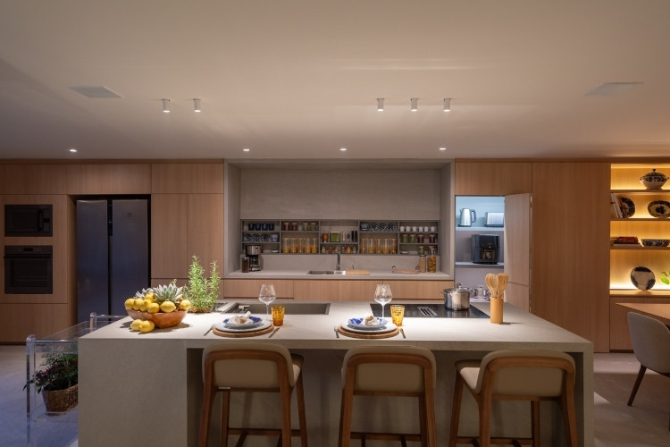 4-Cozinhas-Modernas-Decoradas Cozinha com ilha branca e móveis marrom claros