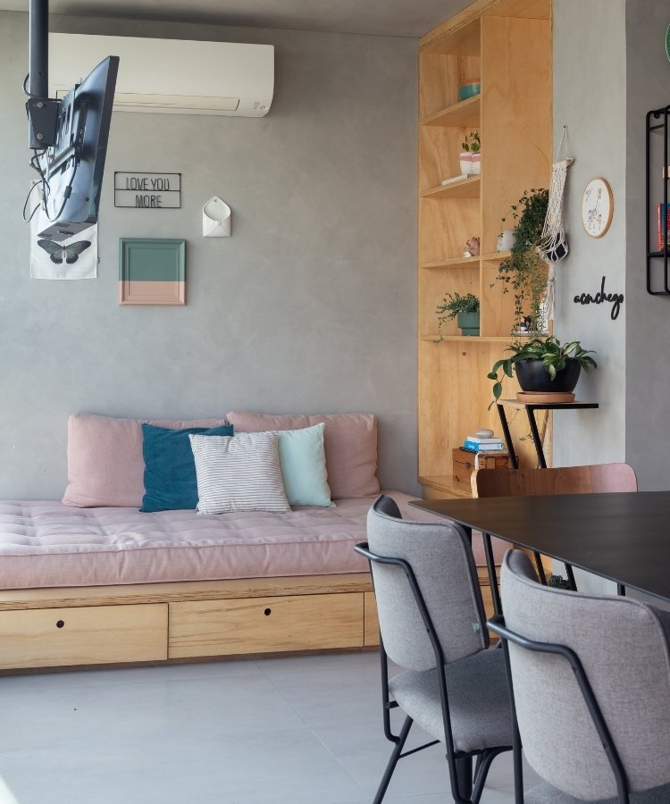 6-Apartamento-Decorado-Estilo-Industrial Varanda decorada com chaise em cantinho de leitura