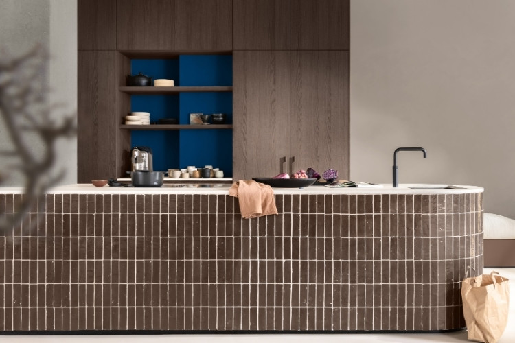 5-Cor-Do-Ano-2026-Coral Cozinha com parede pintada de Azul Puro, cor do ano de 2026 da Coral