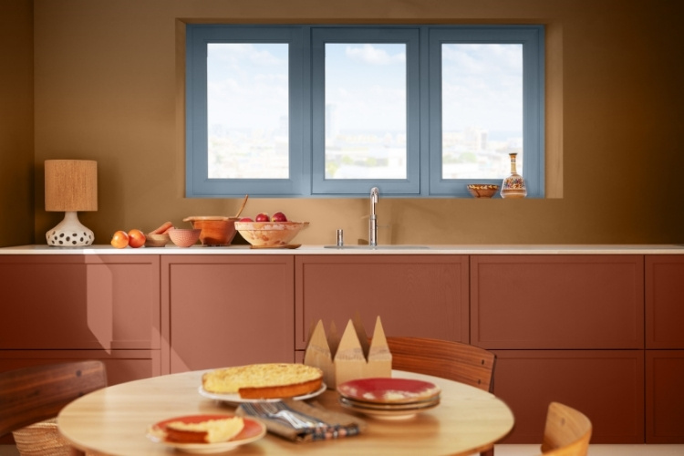 7-Cor-Do-Ano-2026-Coral Cozinha com parede pintada de Azul Puro, cor do ano de 2026 da Coral