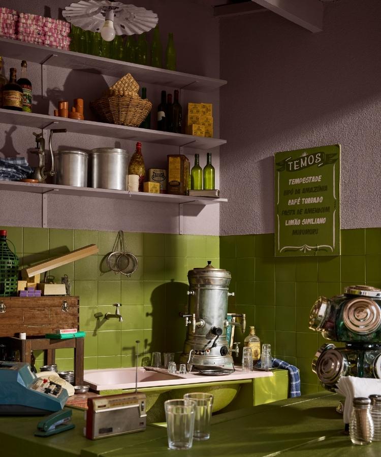 2-Cores-Do-Ano-2026-Suvinil Boteco com paredes pintadas com as tintas Tempestade e Cipó da Amazônia, cores do ano 2026 da Suvinil