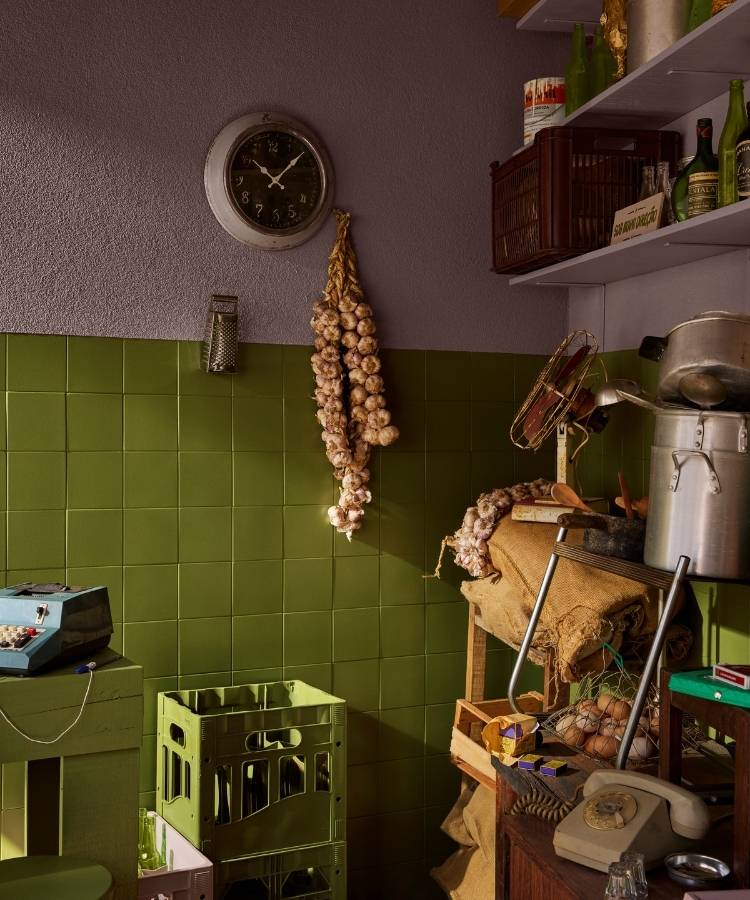 3-Cores-Do-Ano-2026-Suvinil Boteco com paredes pintadas com as tintas Tempestade e Cipó da Amazônia, cores do ano 2026 da Suvinil