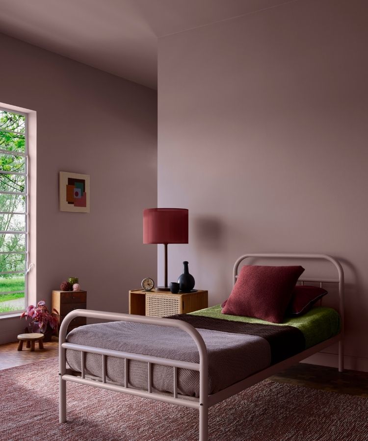 4-Cores-Do-Ano-2026-Suvinil Quarto com parede pintada com a tinta Tempestade, uma das cores do ano 2026 da Suvinil