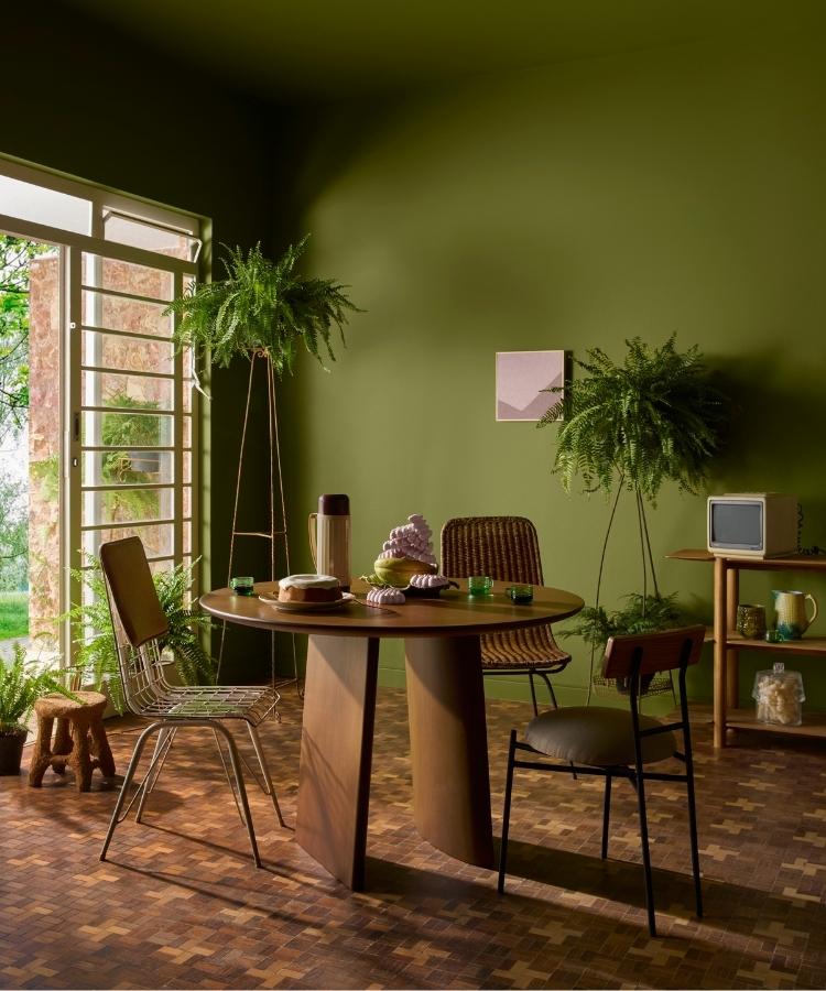 5-Cores-Do-Ano-2026-Suvinil Sala de jantar com parede pintada com a tinta Cipó da Amazônia, uma das cores do ano 2026 da Suvinil
