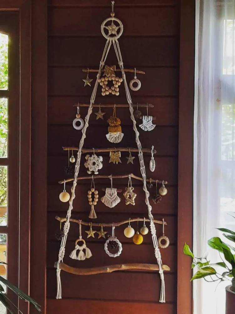 Arvore-De-Natal-Macrame-1 Árvore de Natal em macramê e com galhos pendurada na porta
