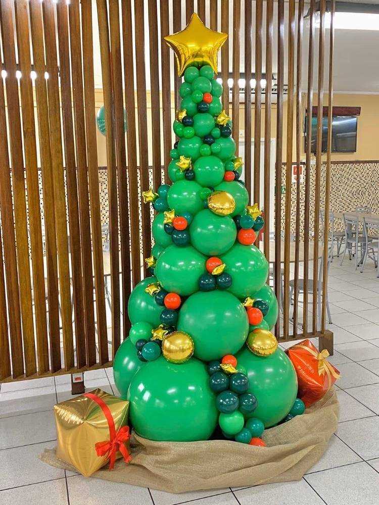 Arvore-Natalina-Bexiga Árvore de Natal feota com bexigas.
