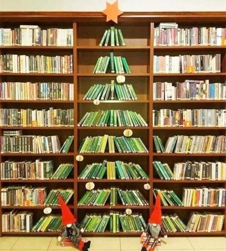 42_Arvore_De_Natal_Criativa Estante com livros verdes formando árvore de Natal