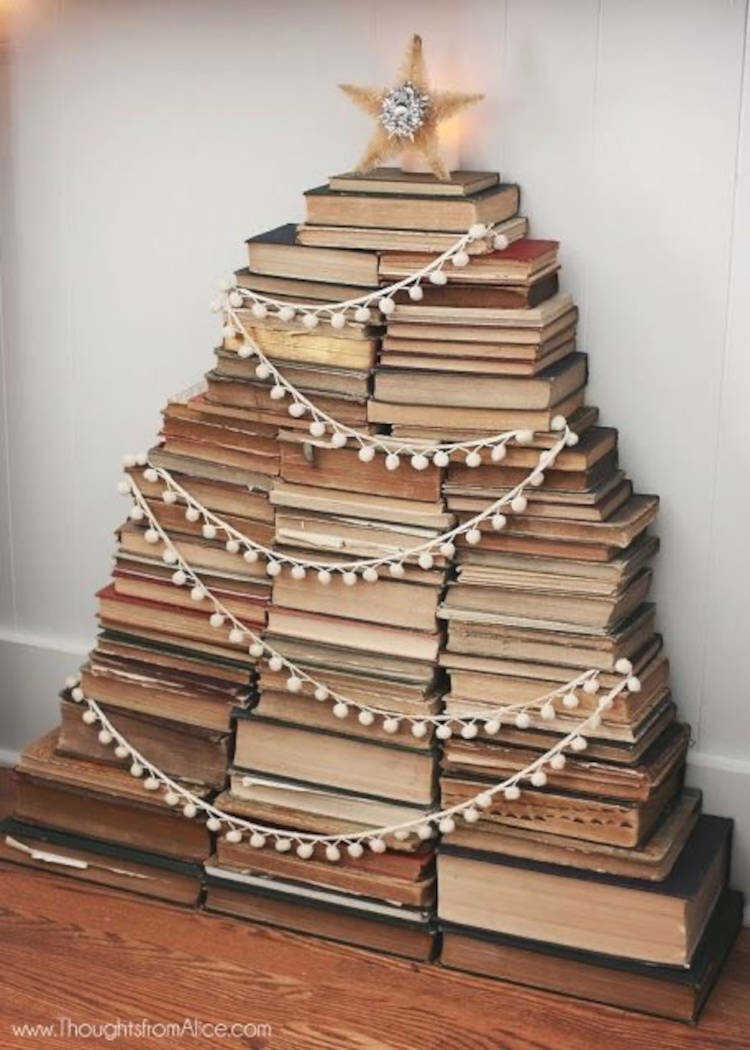 43_Arvore_De_Natal_Criativa Livros na parede que formam árvore