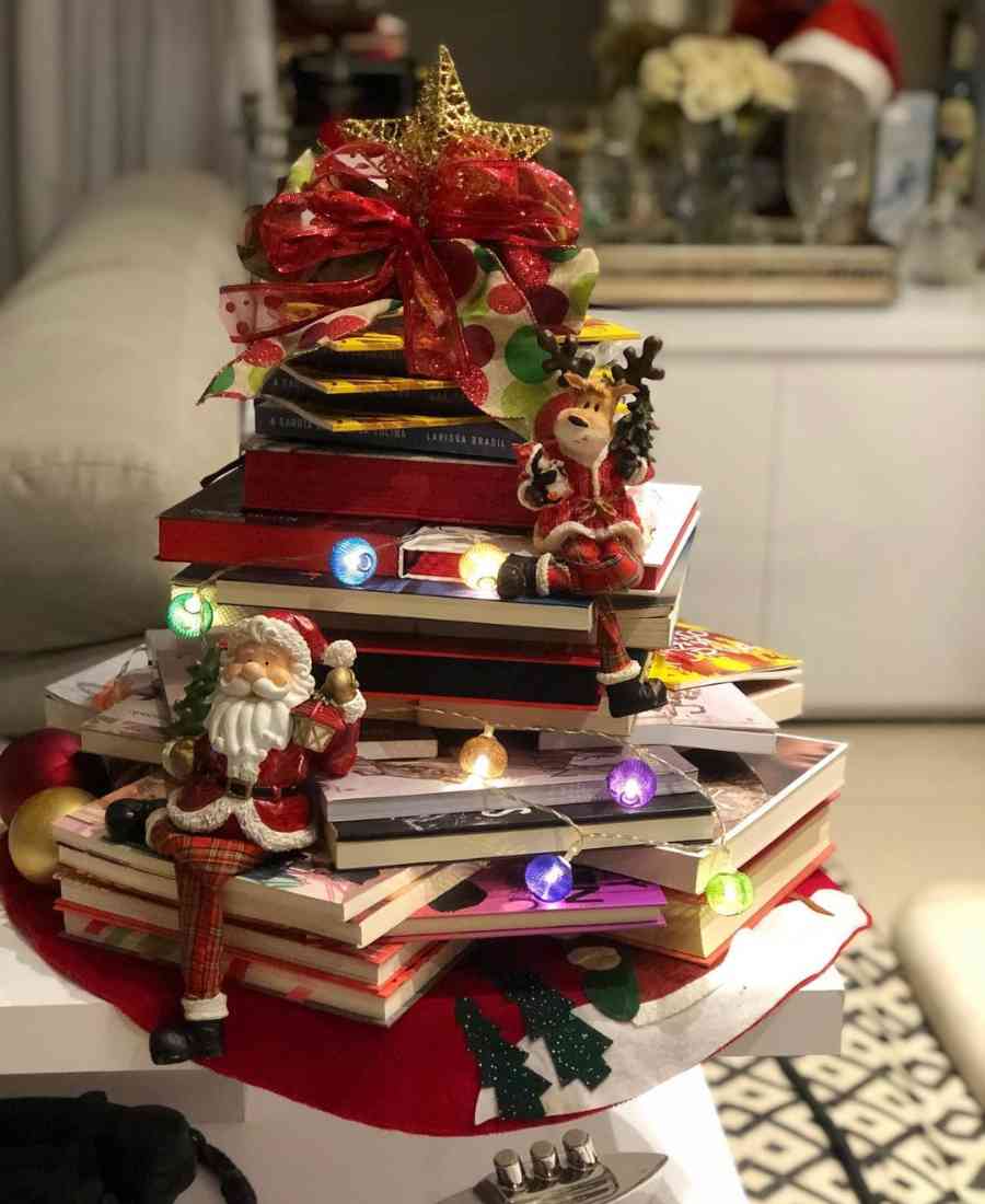 Arvores-De-Natal-Criativas-Livros-2 Foto de árvore de Natal feita de livros com decorações natalinas.