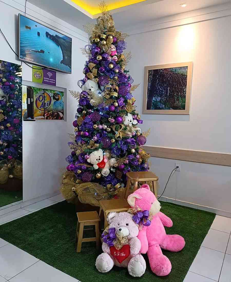 Arvores-De-Natal-Criativas-Coloridas-1 Foto de árvore de natal com decoração roxo.
