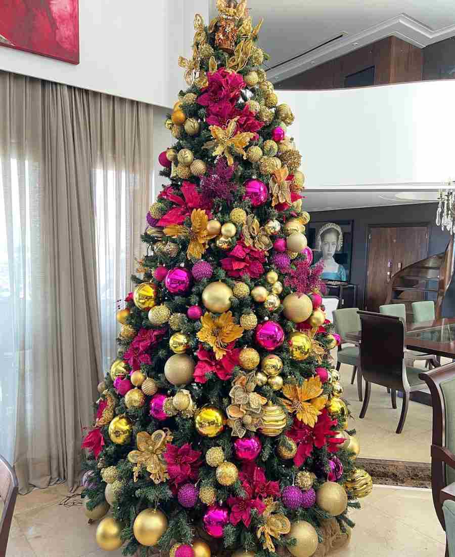Arvores-De-Natal-Criativas-Coloridas-3 Foto de árvore de natal com decoração pink e dourado.