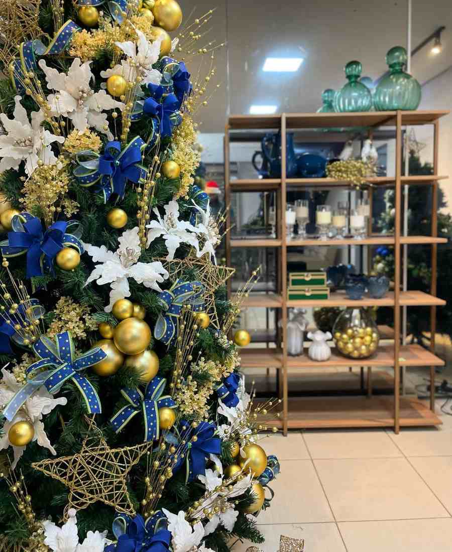 Arvores-De-Natal-Criativas-Copa-1 Imagem de árvore de Natal decorada com tema de Copa do Mundo.