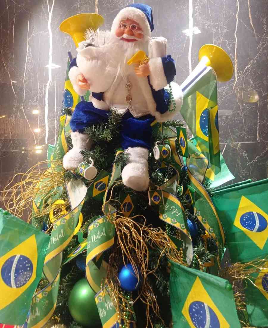 Arvores-De-Natal-Criativas-Copa-Do-Mundo Imagem de árvore de Natal decorada com tema de Copa do Mundo.