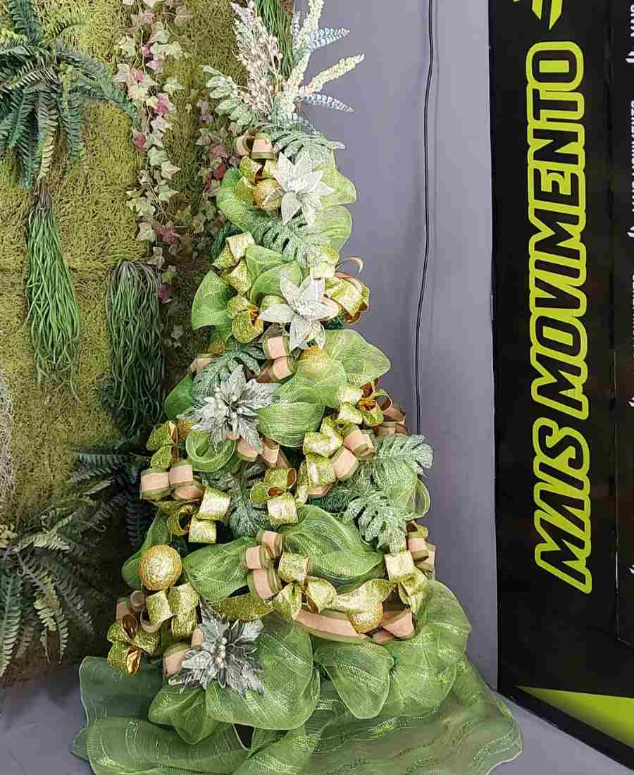 Arvores-De-Natal-Criativas-Brasil-Copa Imagem de árvore de Natal decorada com tema de Copa do Mundo.