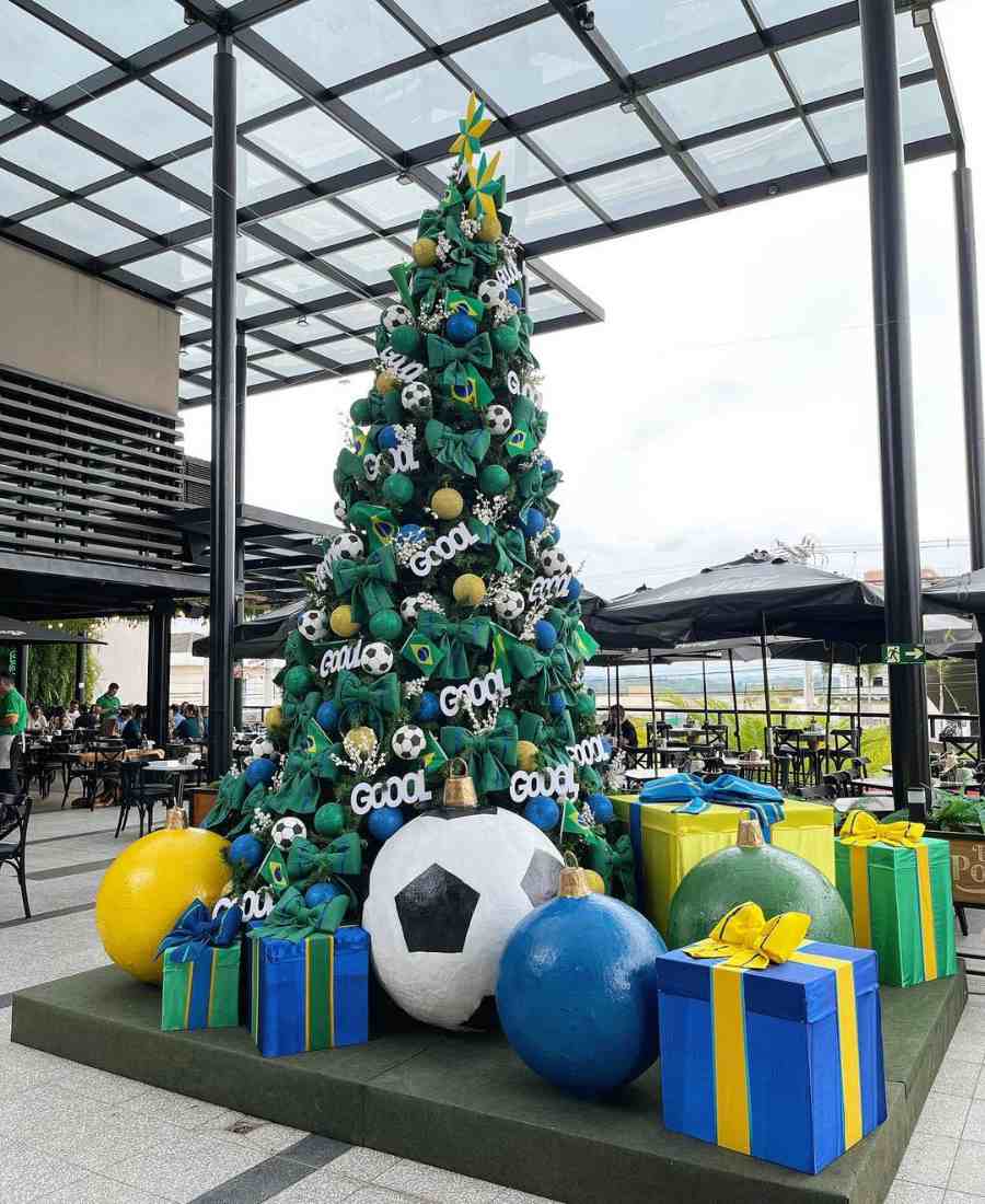 Arvores-De-Natal-Criativas-Copa-Do-Mundo-Brasil Imagem de árvore de Natal decorada com tema de Copa do Mundo.