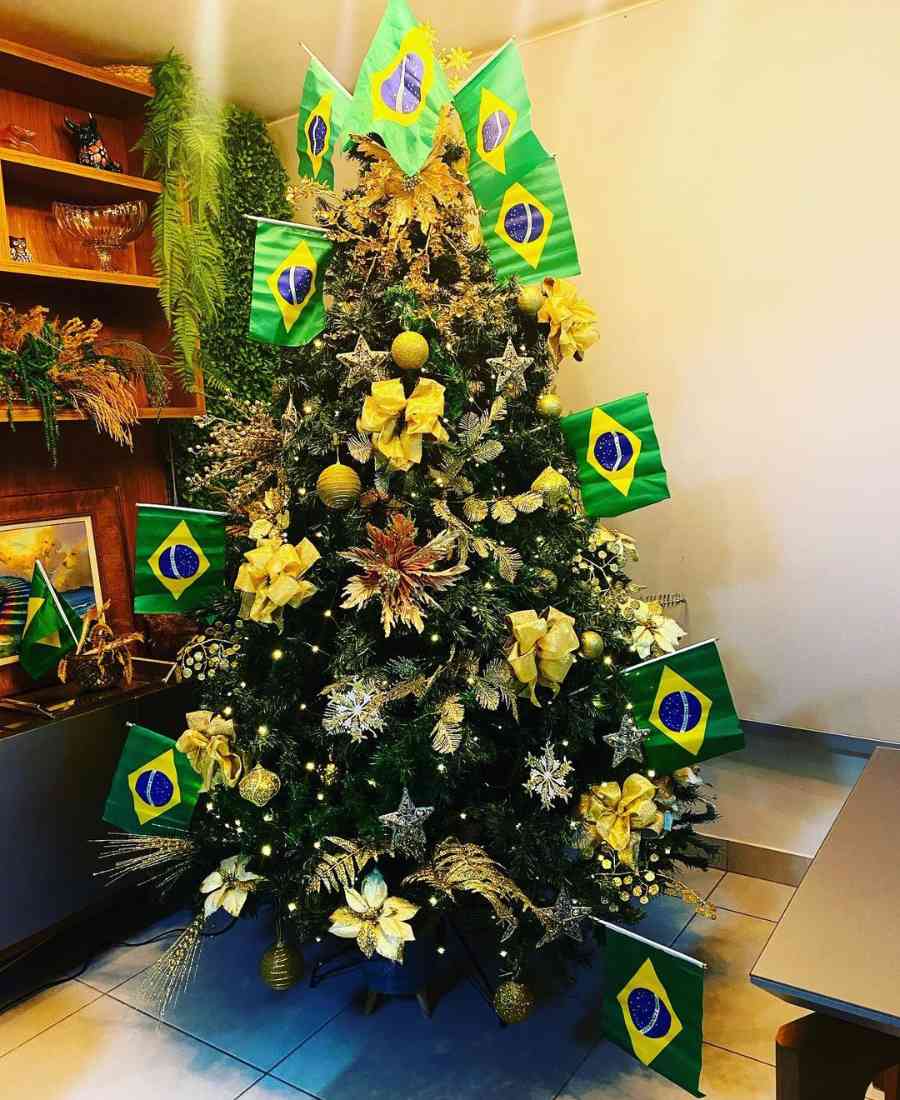 Arvores-De-Natal-Criativas-Copa-Do-Mundo-3 Imagem de árvore de Natal decorada com tema de Copa do Mundo.
