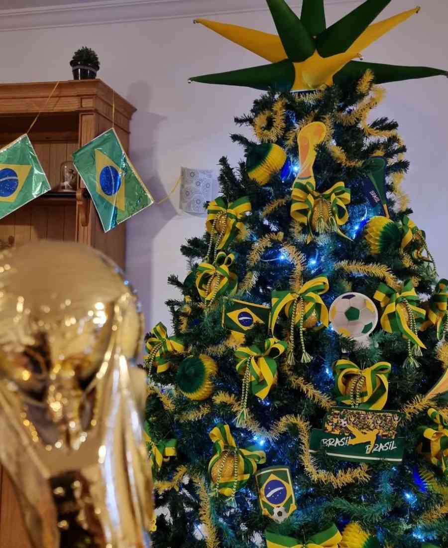 Arvores-De-Natal-Criativas-Copa-Brasil Imagem de árvore de Natal decorada com tema de Copa do Mundo.