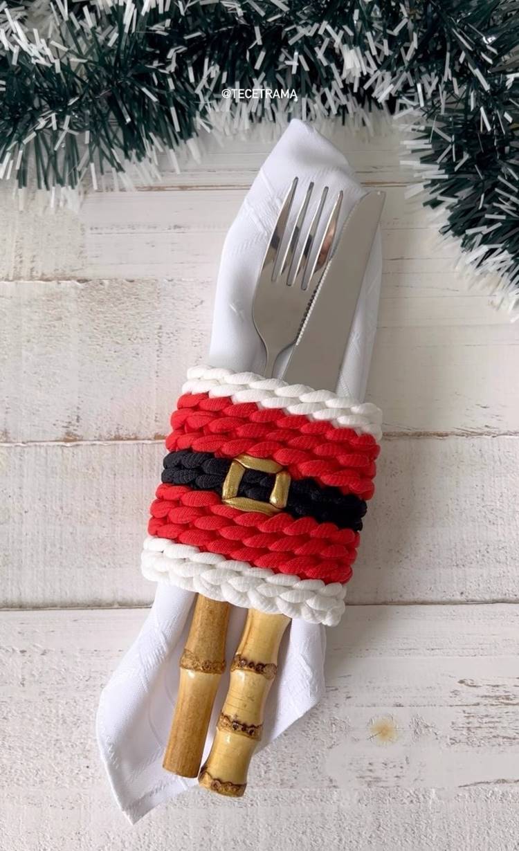 Croche-De-Natal-Facil-De-Fazer-3 Porta guardanapo e talheres de crochê Papai Noel para Natal