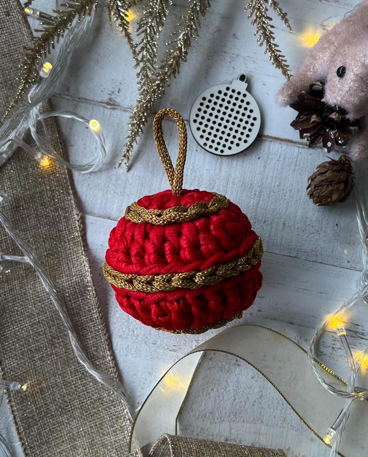 Croche-De-Natal-Facil-De-Fazer-2 Enfeite bola de Natal vermelho e dourado em mesa com outras decorações natalinas