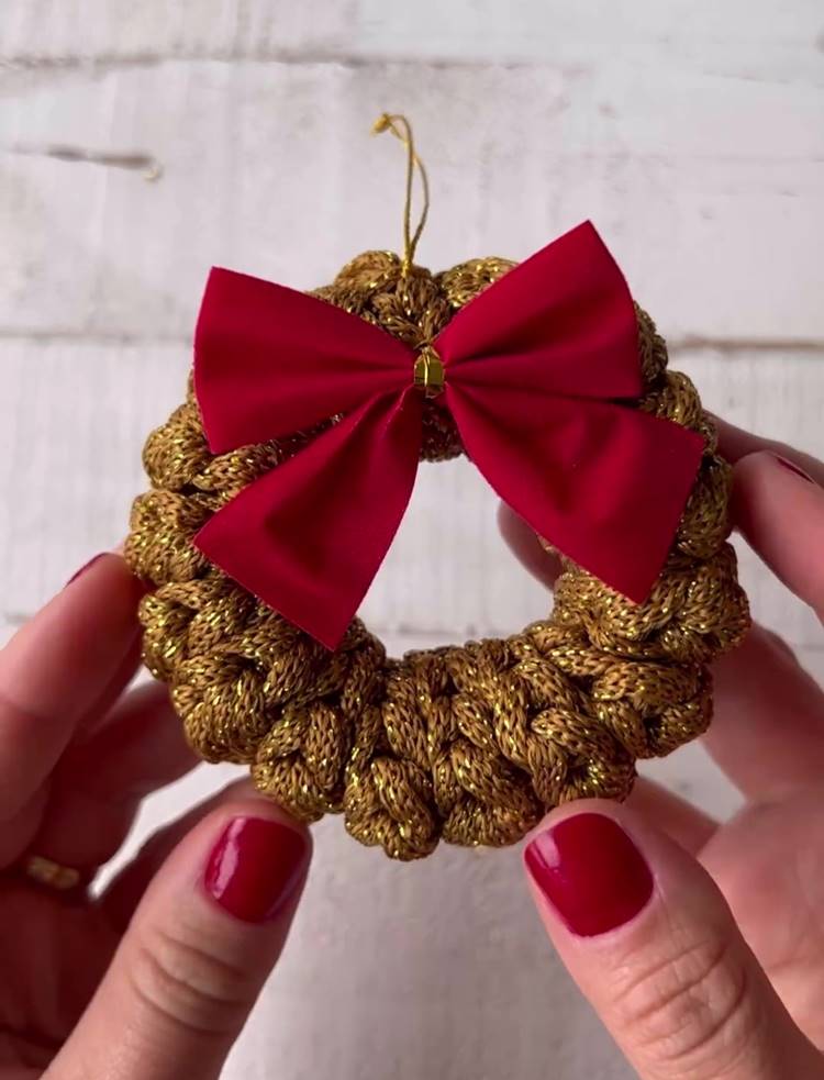 Ggg-2-Frame-At-0M7S Enfeite mini guirlanda de Natal de crochê com laço vermelho