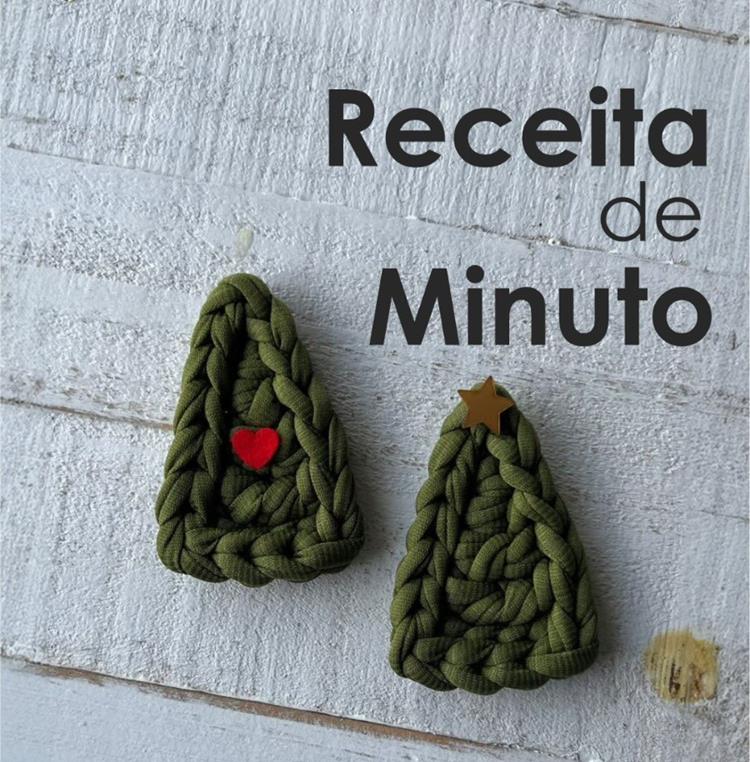 Croche-De-Natal-Facil-De-Fazer-4 2 Minis árvore de Natal de crochê sob superfície de madeira