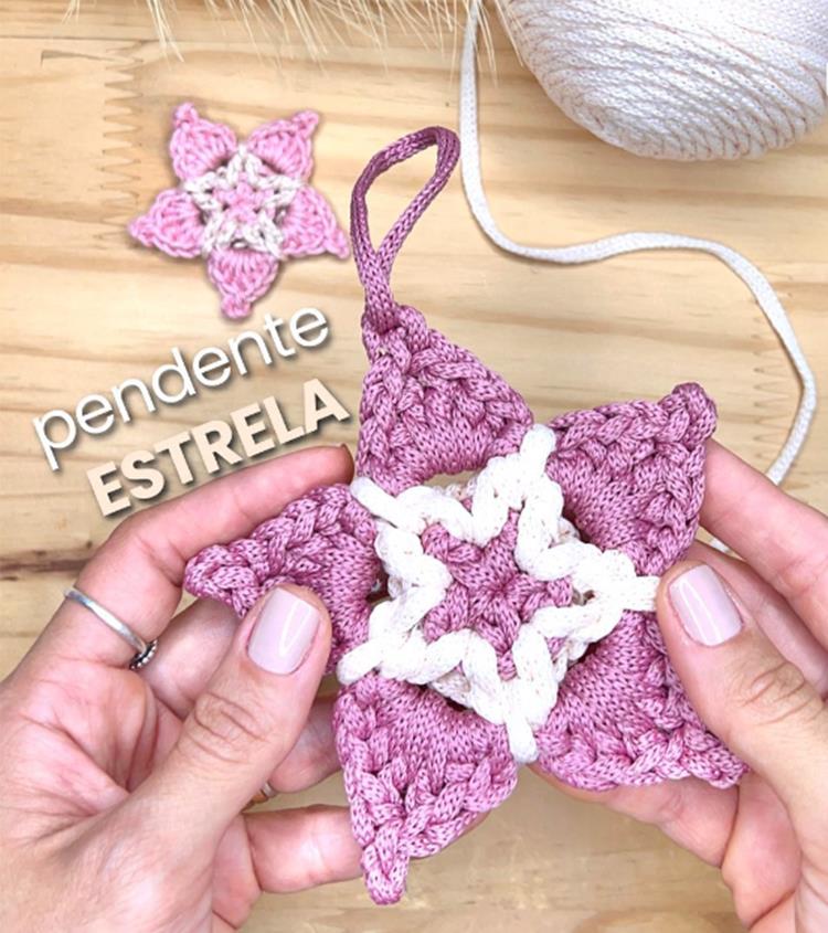 Croche-De-Natal-Facil-De-Fazer-5 Mãos segurando Estrela de Natal de crochê de cor rosa antigo e pérola