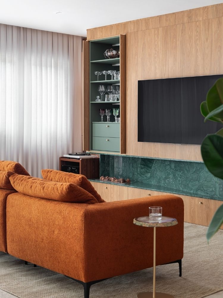 Apartamento-Decorado-De-170M2-4 Sala de TV com painel de madeira, cristaleira, sofá terracota